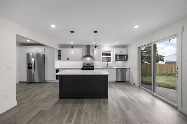 1244 Circle Dr, Dewitt, IA 52742