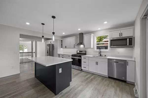 1244 Circle Dr, Dewitt, IA 52742