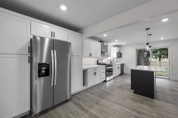 1244 Circle Dr, Dewitt, IA 52742