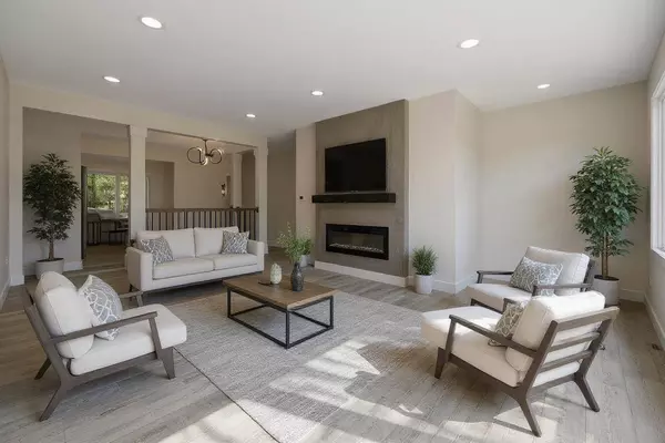 1244 Circle Dr, Dewitt, IA 52742