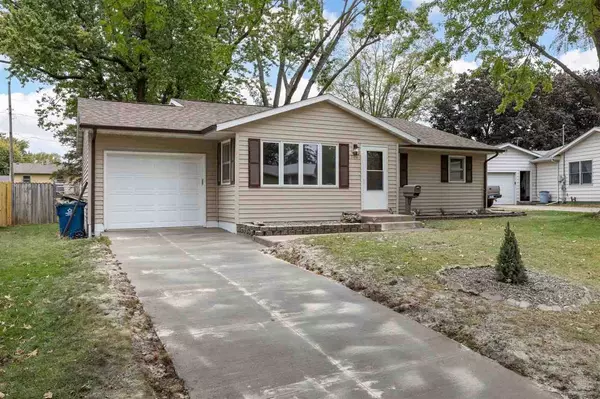 1244 Circle Dr, Dewitt, IA 52742