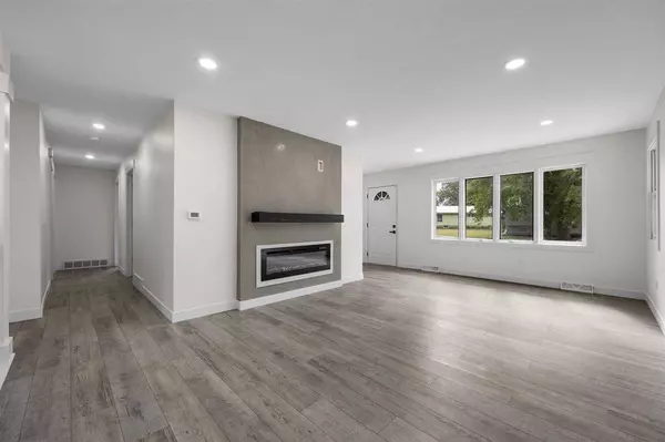 1244 Circle Dr, Dewitt, IA 52742