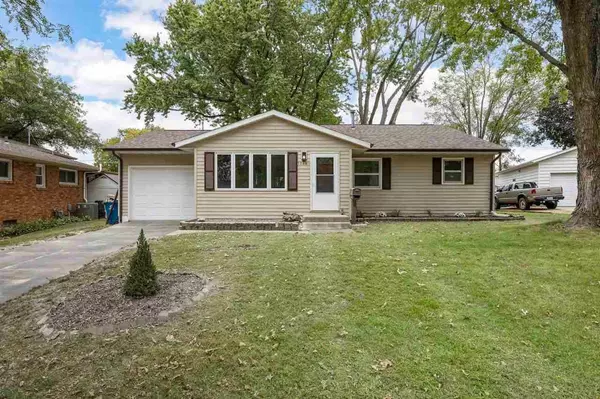 1244 Circle Dr, Dewitt, IA 52742