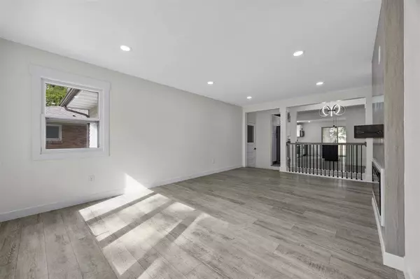 1244 Circle Dr, Dewitt, IA 52742