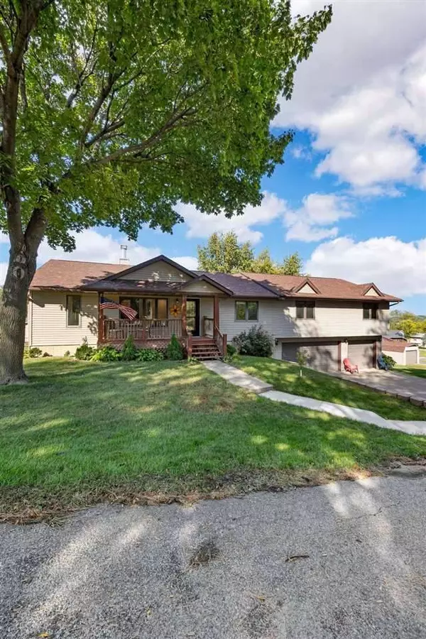 3438 Twin Lake View Dr NE, North Liberty, IA 52317