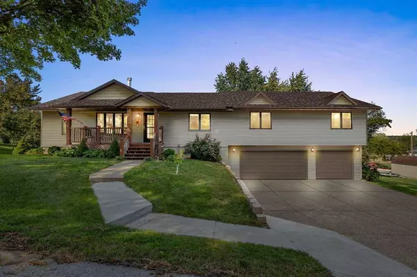 3438 Twin Lake View Dr NE, North Liberty, IA 52317