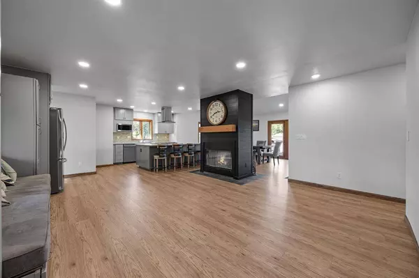 3438 Twin Lake View Dr NE, North Liberty, IA 52317