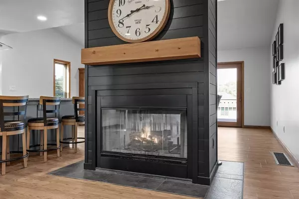 3438 Twin Lake View Dr NE, North Liberty, IA 52317