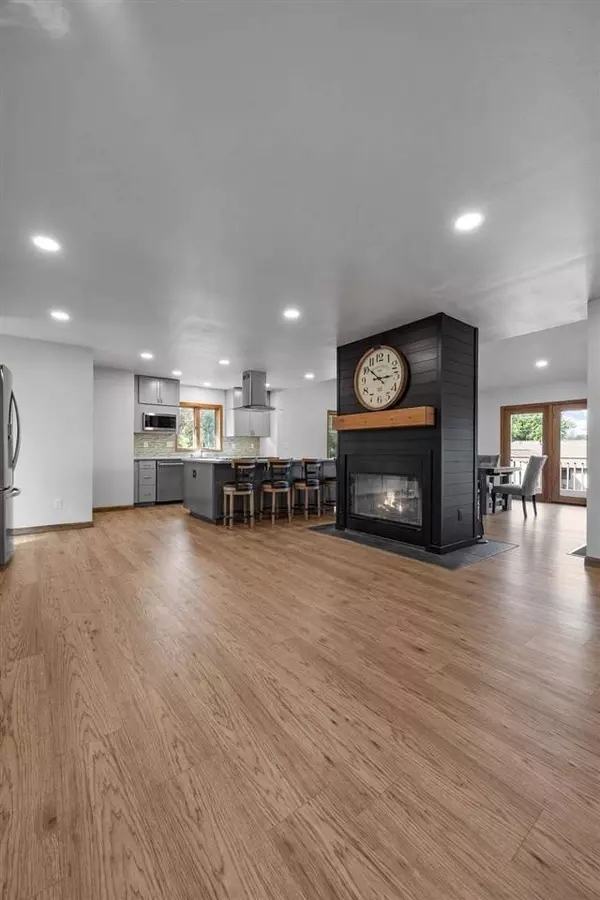 3438 Twin Lake View Dr NE, North Liberty, IA 52317