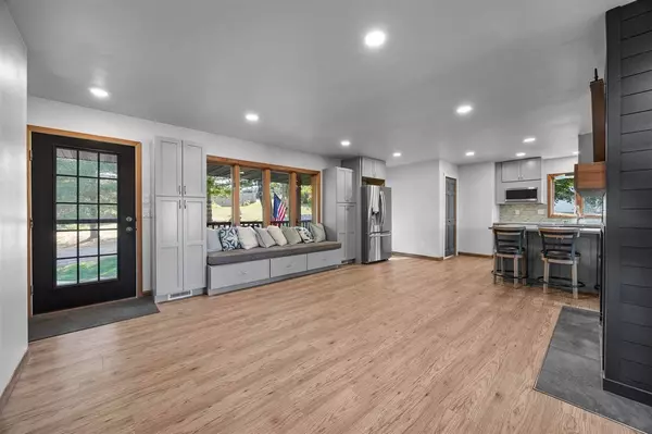 3438 Twin Lake View Dr NE, North Liberty, IA 52317