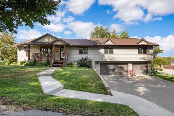 3438 Twin Lake View Dr NE, North Liberty, IA 52317