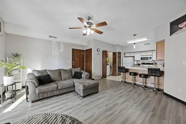 2264 Holiday Rd ##206, Coralville, IA 52241