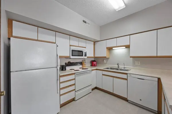 2264 Holiday Rd ##206, Coralville, IA 52241
