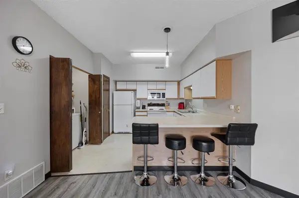 2264 Holiday Rd ##206, Coralville, IA 52241