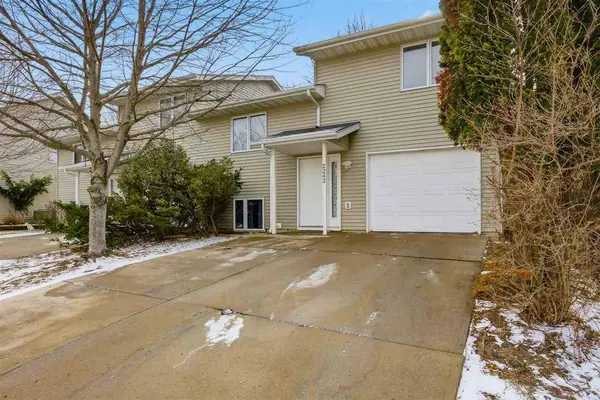 2242 13th St, Coralville, IA 52241