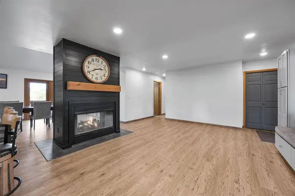 3438 Twin Lake View Dr NE, North Liberty, IA 52317