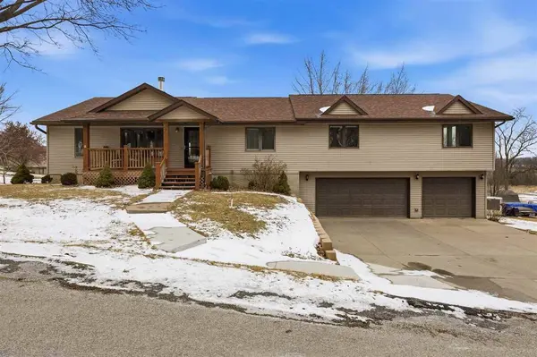 3438 Twin Lake View Dr NE, North Liberty, IA 52317