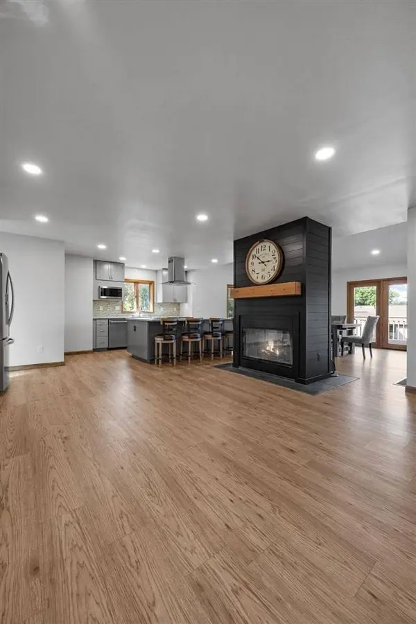 3438 Twin Lake View Dr NE, North Liberty, IA 52317