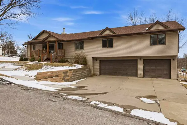 3438 Twin Lake View Dr NE, North Liberty, IA 52317