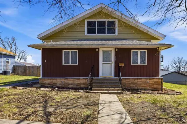 406 4th St, Deep River, IA 52222