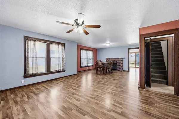 406 4th St, Deep River, IA 52222