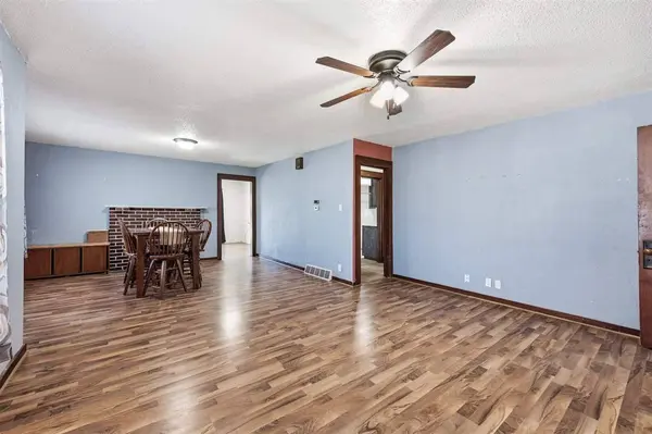 406 4th St, Deep River, IA 52222