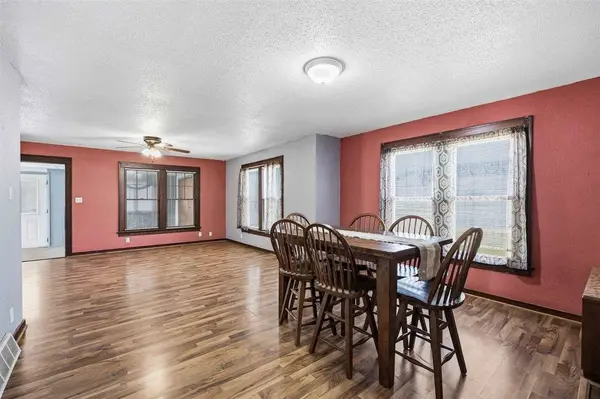 406 4th St, Deep River, IA 52222