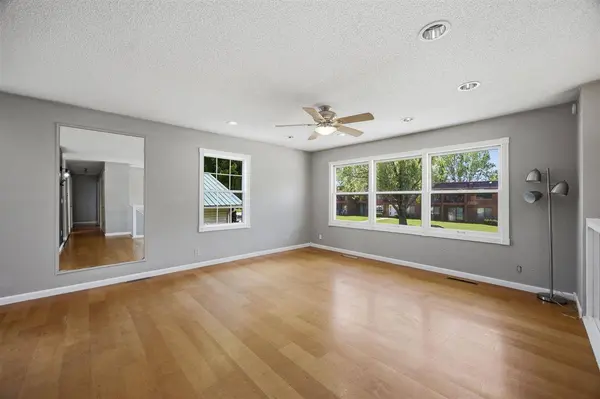 502 NE Crimson Dr, Cedar Rapids, IA 52402