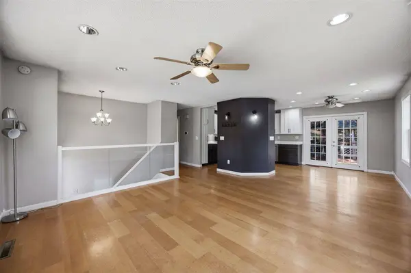 502 NE Crimson Dr, Cedar Rapids, IA 52402