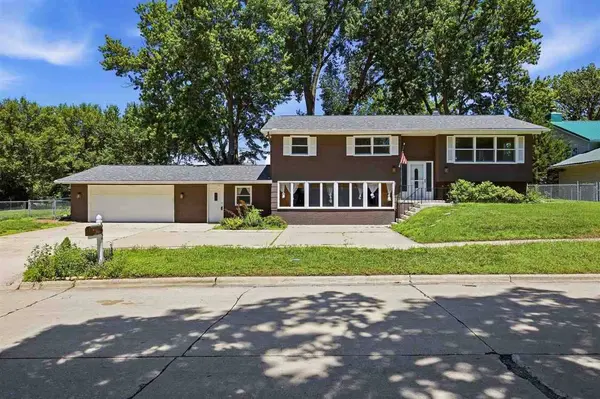 502 NE Crimson Dr, Cedar Rapids, IA 52402