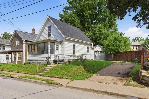 1214 E 2nd St, Muscatine, IA 52761