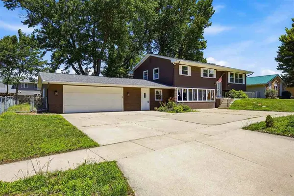 502 NE Crimson Dr, Cedar Rapids, IA 52402