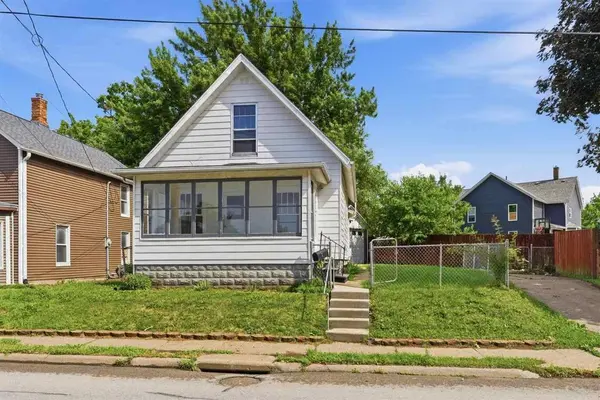 1214 E 2nd St, Muscatine, IA 52761