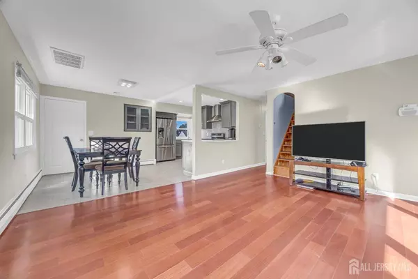 10 Benedict WAY, Iselin, NJ 08830