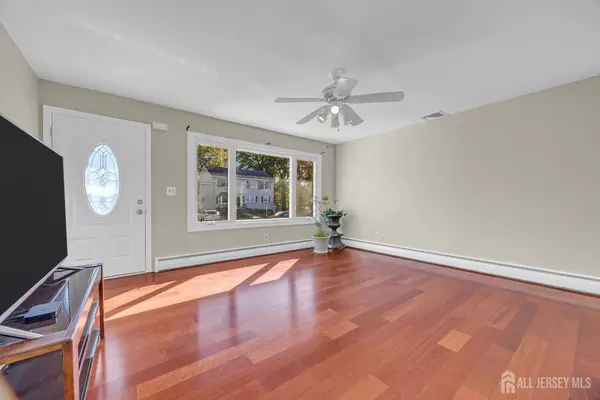 10 Benedict WAY, Iselin, NJ 08830