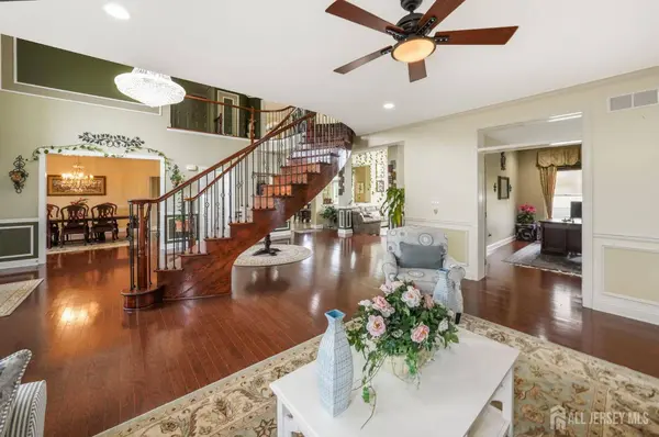 13 Linwood DR, Monroe, NJ 08831