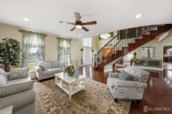 13 Linwood DR, Monroe, NJ 08831
