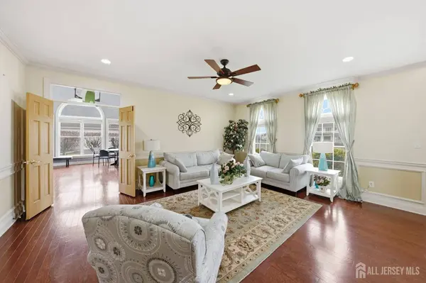 13 Linwood DR, Monroe, NJ 08831