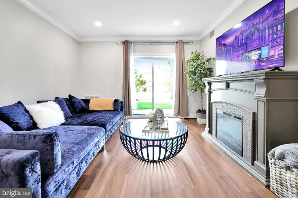 6301 EDSALL RD #104, Alexandria, VA 22312