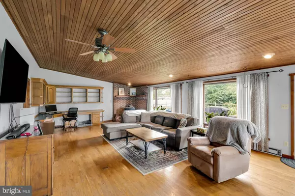 1202 RED HILL RD, Red Hill, PA 18076