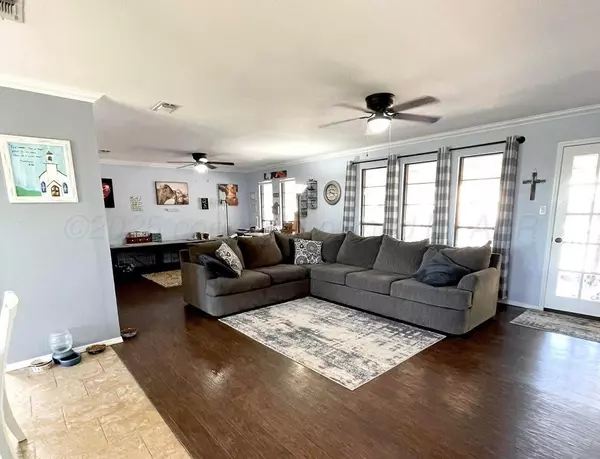 1010 W 8th ST, Clarendon, TX 79226