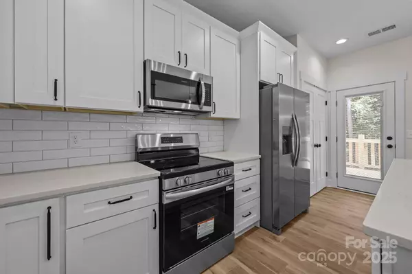 1043 Elljoy LN, Salisbury, NC 28146