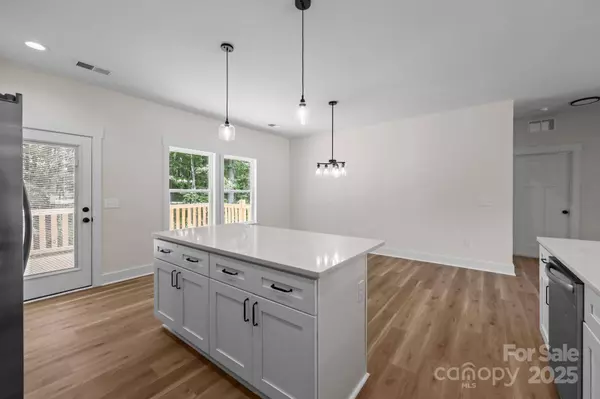 1043 Elljoy LN, Salisbury, NC 28146