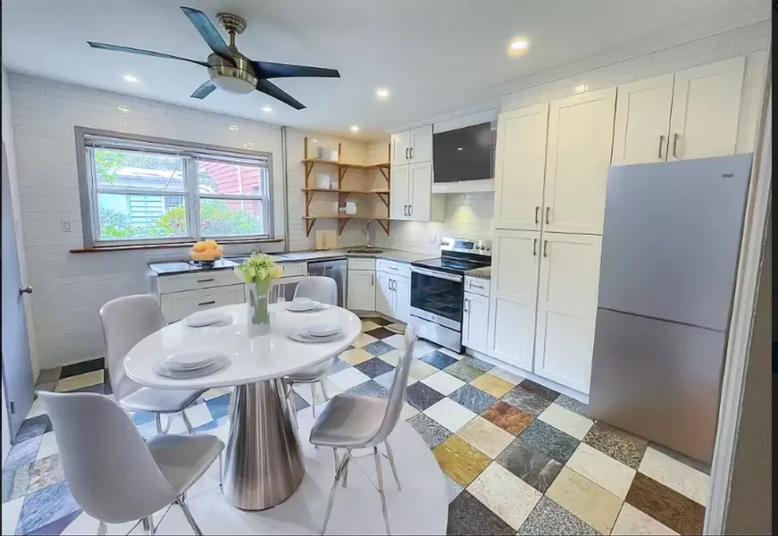 152 N 8th St #1, Brooklyn, NY 11249-2076