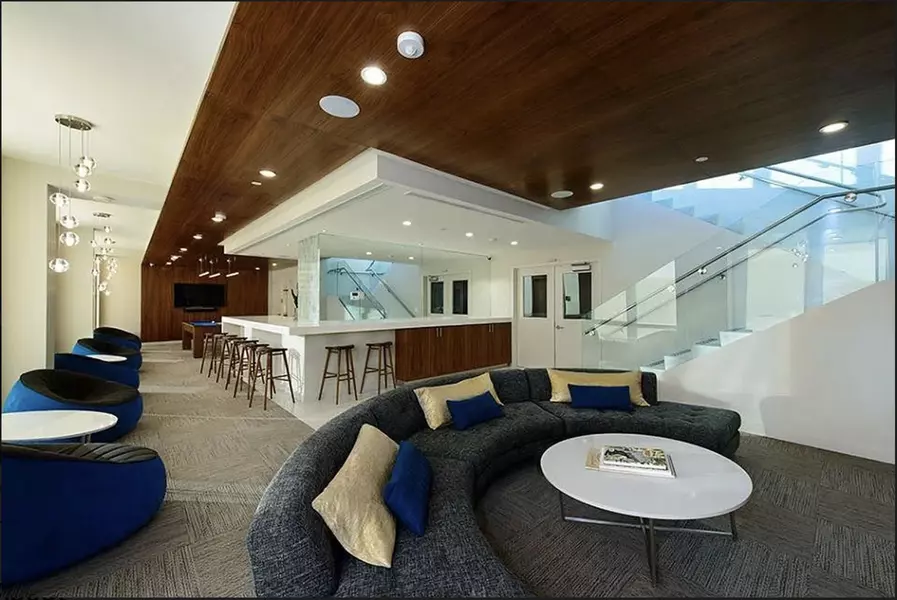 250 N 10th St #432, Brooklyn, NY 11211-2810