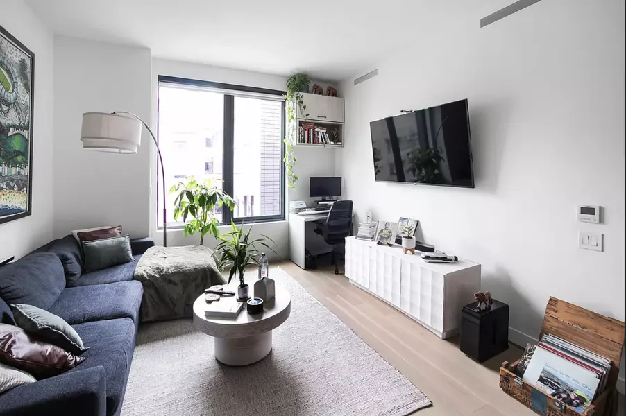 215 N 10th St #5j, Brooklyn, NY 11211-6013