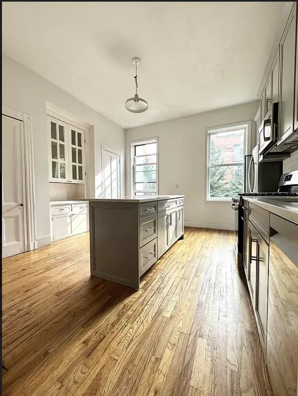 Brooklyn, NY 11222-2907,141 McGuinness Blvd #2