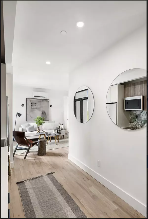 Brooklyn, NY 11222-7850,75 McGuinness Blvd #8a