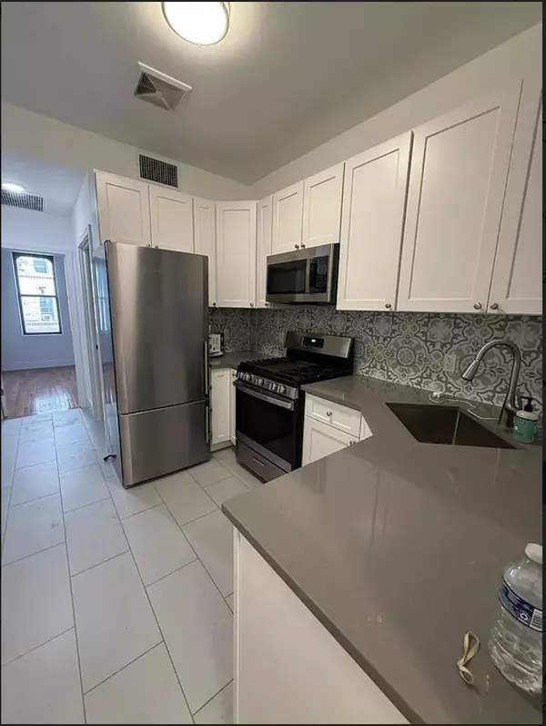 Brooklyn, NY 11222-4927,142 Newton St #1L