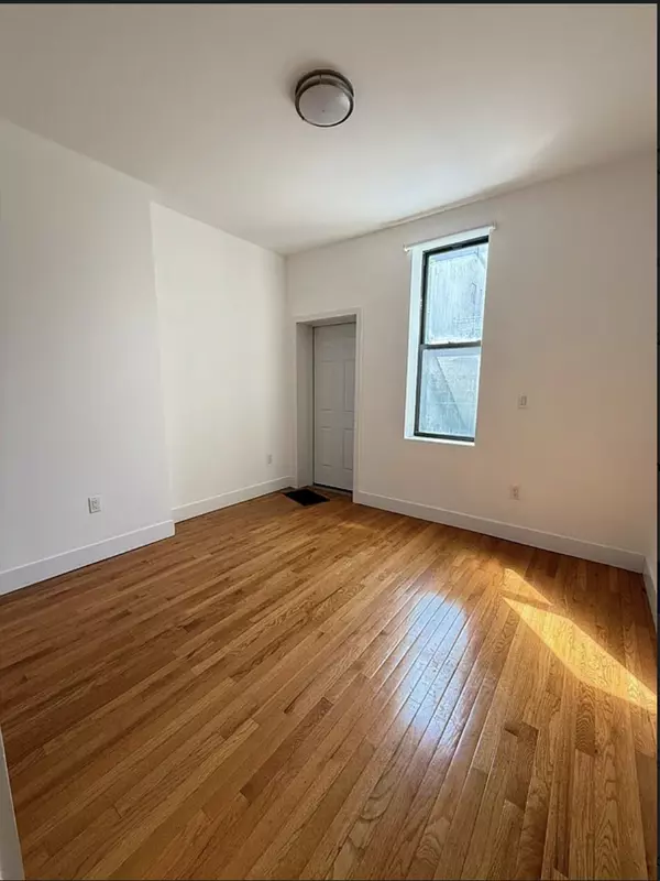 Brooklyn, NY 11222-4927,142 Newton St #1L